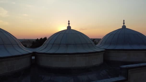 它是奥斯曼帝国的清真寺 被称为三声欢呼 它位于埃迪尔内 日落时 摄像机向侧向移动 圆顶肩并肩 — 图库视频影像
