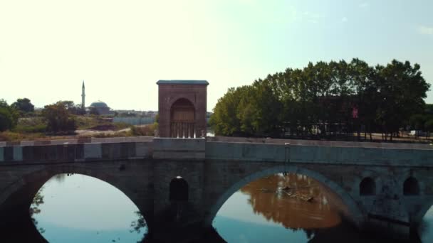 埃迪尔内奥斯曼帝国著名的石桥一座具有古典拱门和切割石材建筑的历史桥梁 在背景中 尖塔的轮廓和它的结构 — 图库视频影像