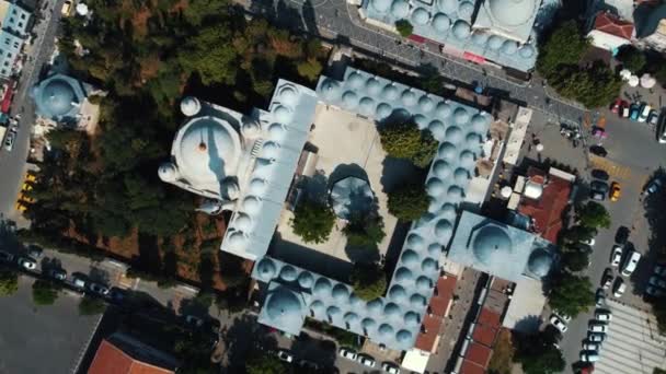 这是向清真寺圆顶飞去的相机运动 大大小小的圆顶排列在一起 俯瞰一个铅制清真寺的屋顶 — 图库视频影像