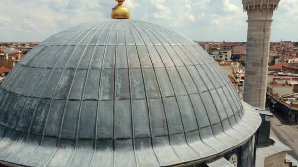 这是向清真寺圆顶飞去的相机运动 人们从圆顶上看到这座城市 它向尖塔的方向升起 — 图库视频影像