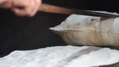 Saç ekmeği yapılır. Buhar görülebilir. Türkiye 'nin buğday ambarından geleneksel ekmekler Konya' da bulunuyor. Lezzetli hamurlar.