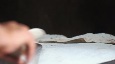Fırında pişen köy ekmeğinin görüntüsü. Pişmiş tarafı ters dönmüş ve diğer ekmek hala pişiyor. Köy evinde, buhar ekmekten çıkar ve buharlı bir temyiz ortamı yaratır.. 