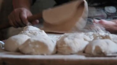 Tahta masada hamur yapmak.