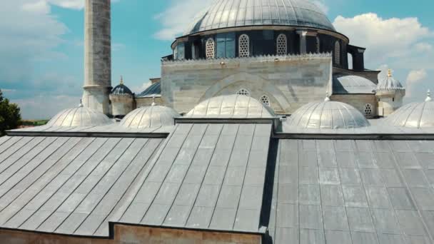 カメラはオスマン モスクの主屋根から開いた 中庭の外からは 中庭の噴水構造とモスクが見える — ストック動画