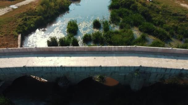 川の上に建てられた歴史的な石造りの橋です オスマン帝国時代からの歴史的建造物です カメラは上から下に撮影します アーチ ブリッジピア スーパー構造を見ることができます — ストック動画
