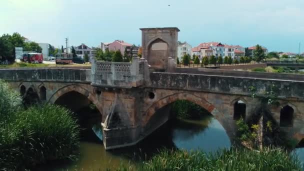 川の上に建てられた歴史的な石造りの橋です オスマン帝国時代からの歴史的建造物です カメラは橋の碑文に向かって移動します — ストック動画