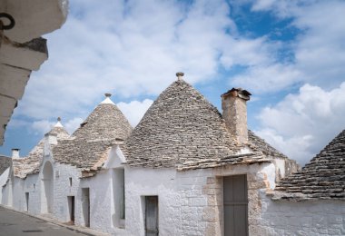 Trulli cazibesiyle Alberobello 'nun karakteristik caddesi