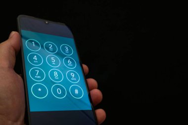 Bir el tarafından tutulan mavi akıllı telefon görüntüsü