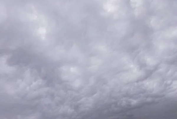 天空充满了云彩 天气恶劣 天上有气旋警告 — 图库照片