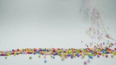 Renkli toplar attı. Plastik gökkuşağı topları. Çok renkli inciler.