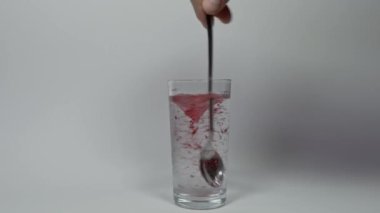 Kırmızı parıltı tozu bardakta, su üstünde bir hortlakla tedirgin olur.