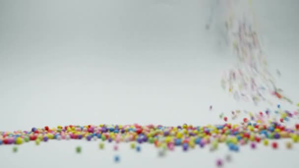 Dropped Kolorowe Kulki Plastikowe Tęczowe Kulki Wielobarwne Perła — Wideo stockowe