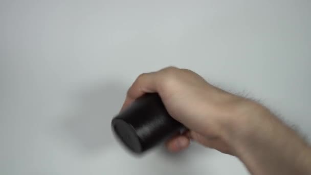 Wstrząsanie Kości Kubek Kostka Numer Gry Czarnym Plastikowym Kubkiem — Wideo stockowe