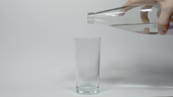 Fyllning Vatten Ett Glas Törstig Aqua Överfyllning Burk Tonic Mineral — Stockvideo
