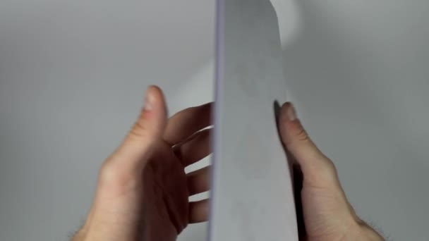 Сложите Кусок Белых Бумажных Листов Бумажной Застежкой — стоковое видео