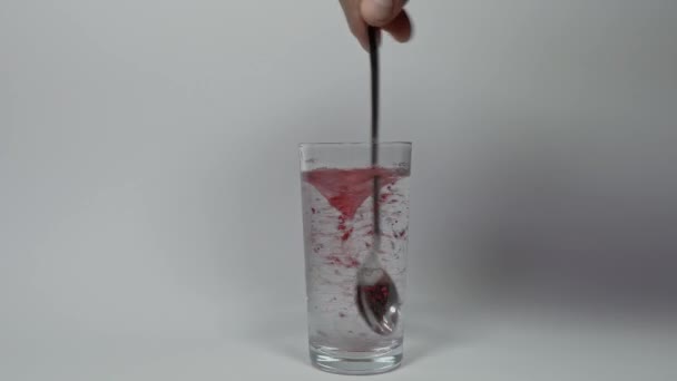 Червоний Блискучий Порошок Склянці Воді Агітує Локом — стокове відео