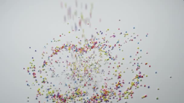Gevallen Kleurrijke Ballen Plastic Regenboog Ballen Veelkleurige Parel — Stockvideo