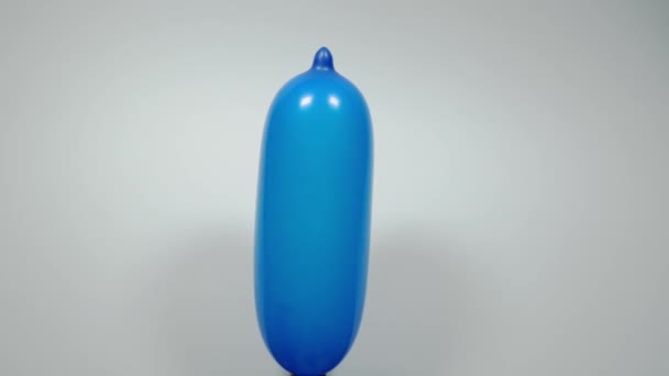 Blå Korv Ballong Trendiga Festliga Helium Bollen Klipp — Stockvideo
