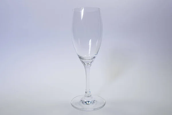 空のワイングラスグレーの背景純粋なアルコールマグカップドリンク — ストック写真