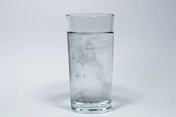 Glas Wasser Mit Schwarzer Farbe Aqua Frische — Stockfoto