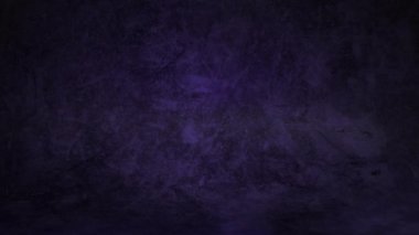 Mor yanıp sönen ışıklar. Renkli siyah arkaplan. Beton duvarı çizmiş.