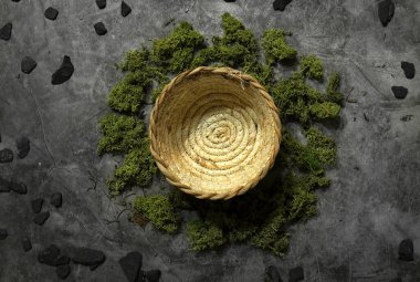 Saman sepeti yeşil yosun siyah kömür mutfak arka planı