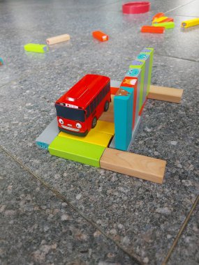 Yere saçılmış renkli çocuk oyuncakları..