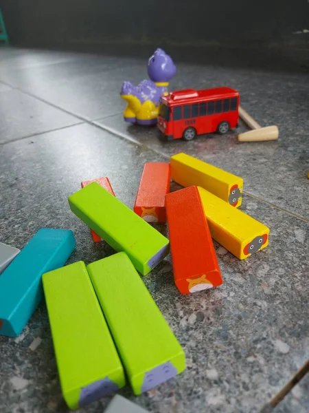 Primer Plano Juguetes Coloridos Para Niños Esparcidos Por Suelo —  Fotos de Stock