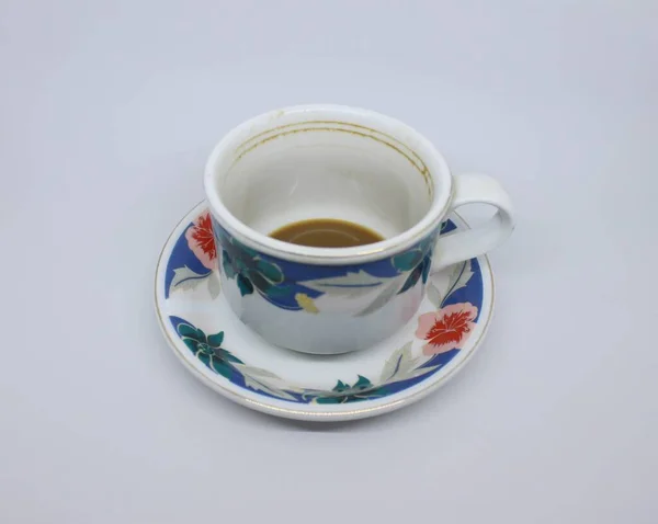 Sobra Café Creme Leite Uma Xícara Padrão Floral Branco Azul — Fotografia de Stock