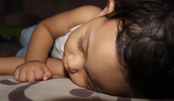 Jari Tangan Dan Bagian Dari Wajah Bayi Asia Pada Dasar — Stok Foto