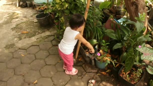 Peuter Aziatisch Meisje Spelen Eenvoudige Huis Yard — Stockvideo