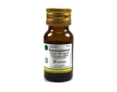 Cilegon, Banten, Endonezya - 19 Kasım 2022. Bebeklerde ateşi düşürmek için parasetamol şurubu. Genel ilaç. Beyaz izole arkaplan.