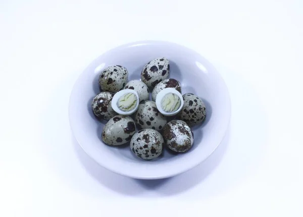 Варёные Яйца Перепела Белой Тарелке Белый Изолированный Фон — стоковое фото