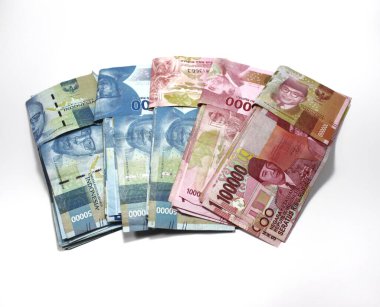 Endonezya parası veya rupiası, yüz bin (kırmızı) ve elli bin (mavi) değerinde. Beyaz izole arkaplan.