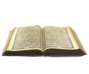 Al-Qur'an published in 1979, the color of the paper has turned yellow due to age.