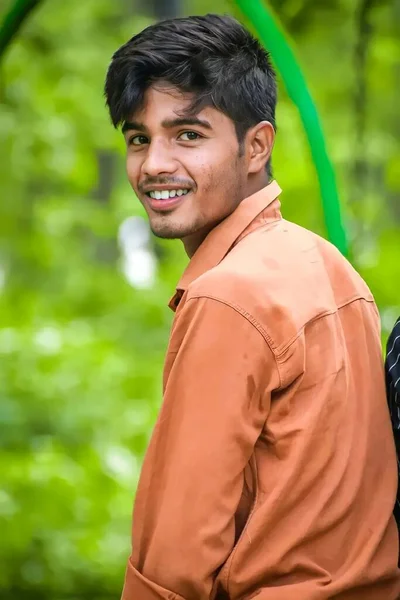 Menino Indiano Olhando Câmera Com Rosto Bonito — Fotografia de Stock