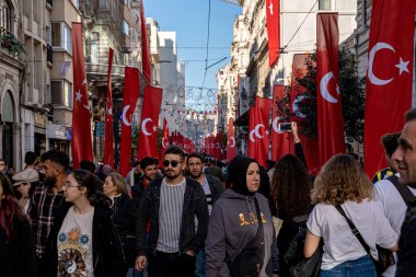 Türkiye, İstanbul; 2022, 20 Ekim; Taksim İstiklal Caddesi İstanbul 'da popüler bir duraktır. Beyoğlu, Taksim, İstanbul.