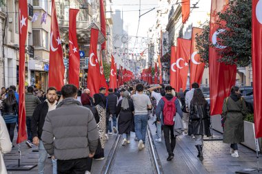 Türkiye, İstanbul; 2022, 20 Ekim; Taksim İstiklal Caddesi İstanbul 'da popüler bir duraktır. Beyoğlu, Taksim, İstanbul.