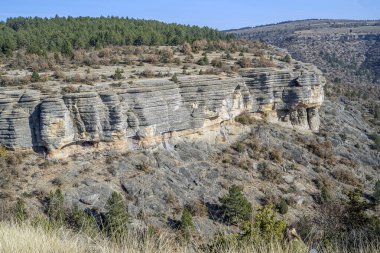Türkiye 'nin Karabuk kentindeki taş teras. Doğal yollardan oluşmuş taşlar ve ağaçlardan oluşmuş kanyon. Güzel manzara.