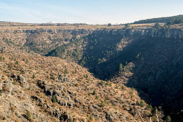 Türkiye 'nin Karabuk kentindeki taş teras. Doğal yollardan oluşmuş taşlar ve ağaçlardan oluşmuş kanyon. Güzel manzara.