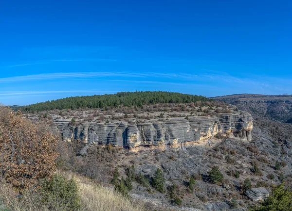 Türkiye 'nin Karabuk kentindeki taş teras. Doğal yollardan oluşmuş taşlar ve ağaçlardan oluşmuş kanyon. Güzel manzara.