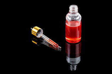 Bir şişe kırmızı yağı St John's wort çiçeklerden yapılmış