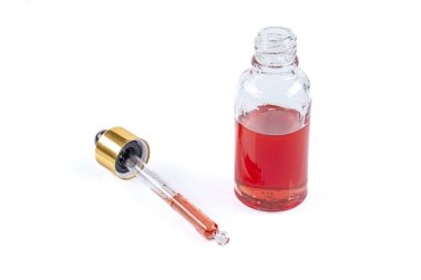 Bir şişe kırmızı yağı St John's wort çiçeklerden yapılmış