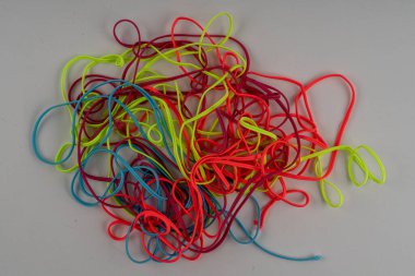 Elbise dikmek için elastik bandın farklı renkleri ve tekstil için yardımcı malzeme