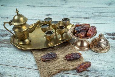Ramazan kavramı: Tarihler, zam zam suyu ahşap bir masada