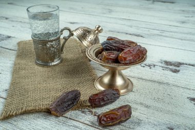 Ramazan kavramı: Tarihler, zam zam suyu ahşap bir masada