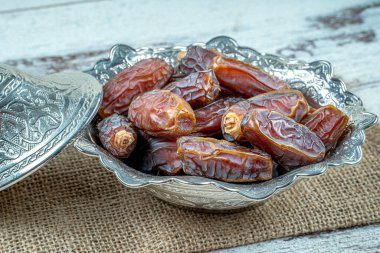 ahşap masa arka plan üzerinde fincan hurma meyve yakın resim. Hurma meyve kuru snack sağlıklı.