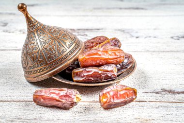 ahşap masa arka plan üzerinde fincan hurma meyve yakın resim. Hurma meyve kuru snack sağlıklı.
