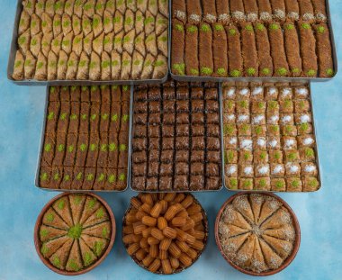 Tepsilerdeki baklava türleri, geleneksel Türk şerbeti tatlıları tepside çeşitli baklavalar sergileniyor.