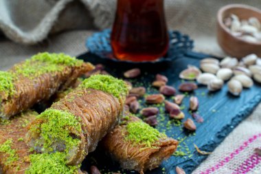 Türk tatlıları Burma kadayif, Burma kadayif tatlı şerbetli - Burma kaday şam fıstıklı tatlı ve çay